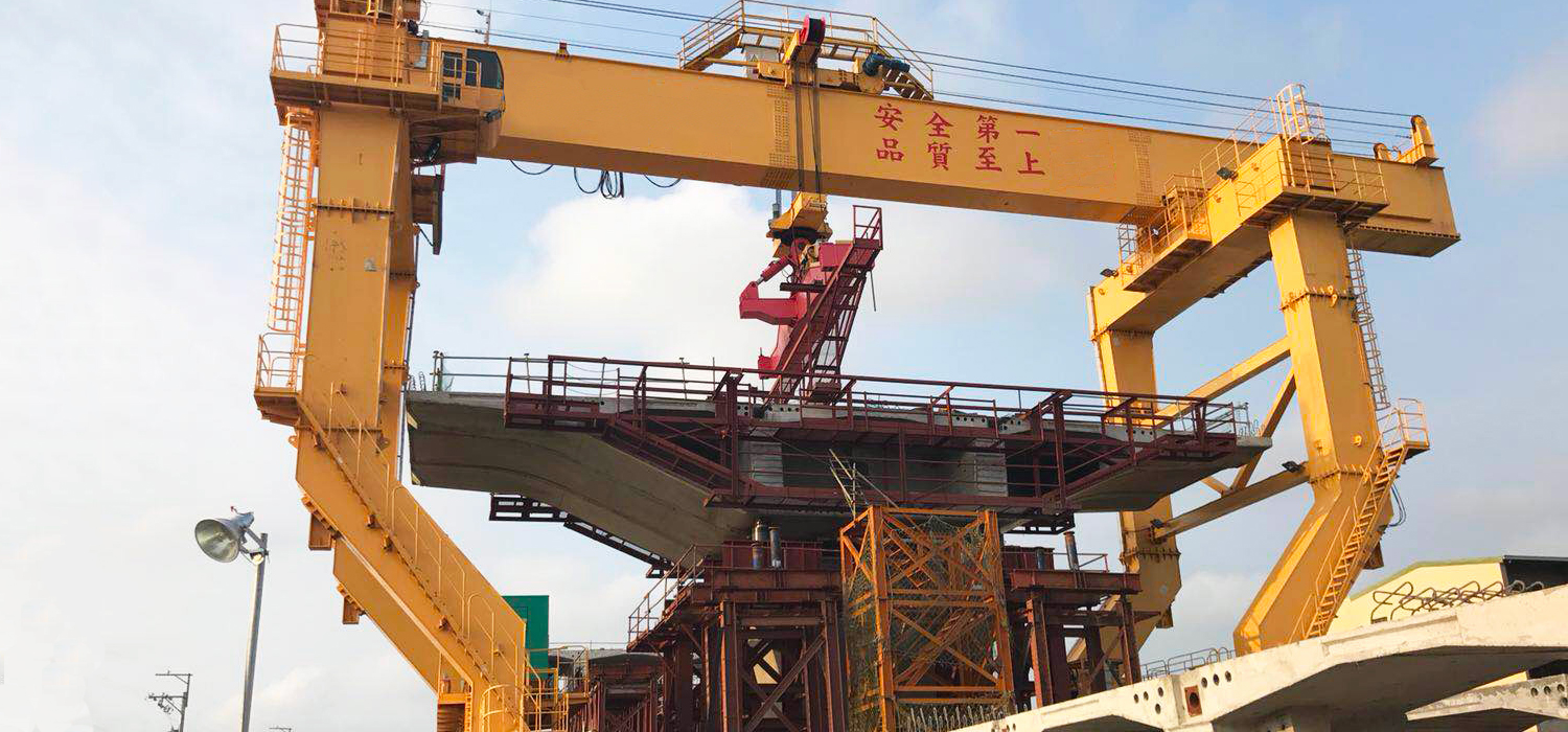 Bridge Construction Crane With Adjustable Span