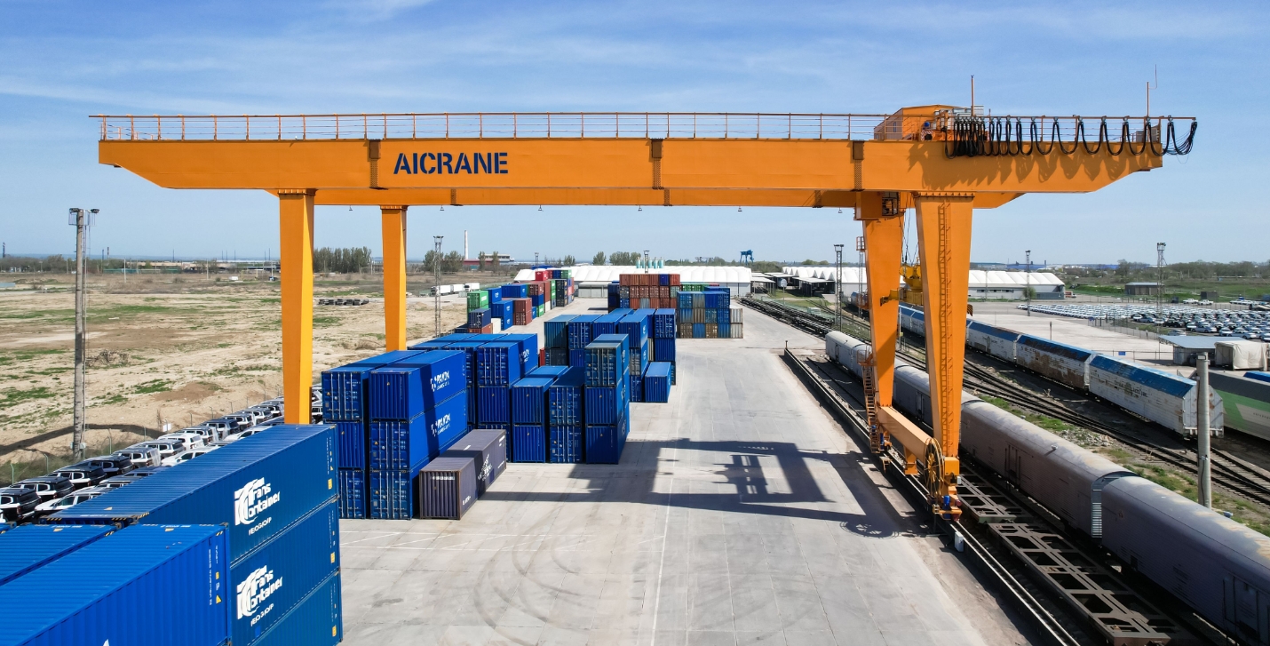 RMG Crane for Handling Containers at a Logistics Station