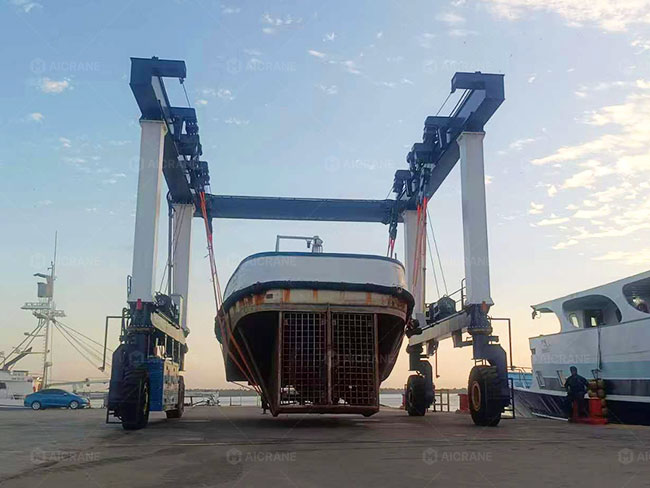 boat straddle carrier