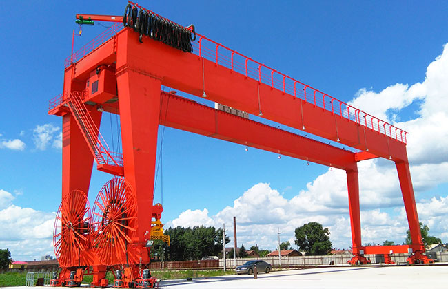 RMG crane moving containers to storage blocks