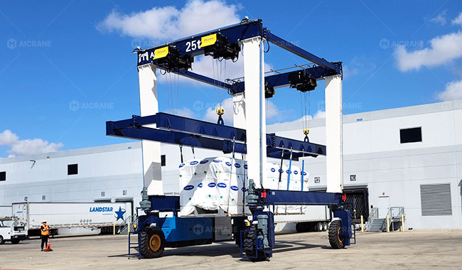 RTG equipped with multi-point combination lifting attachments