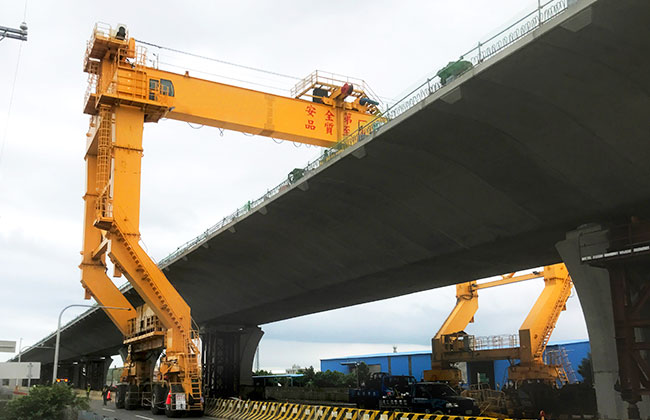 Rubber Tyred Gantry Crane Flexibly Moving Precast Bridge Components On Site