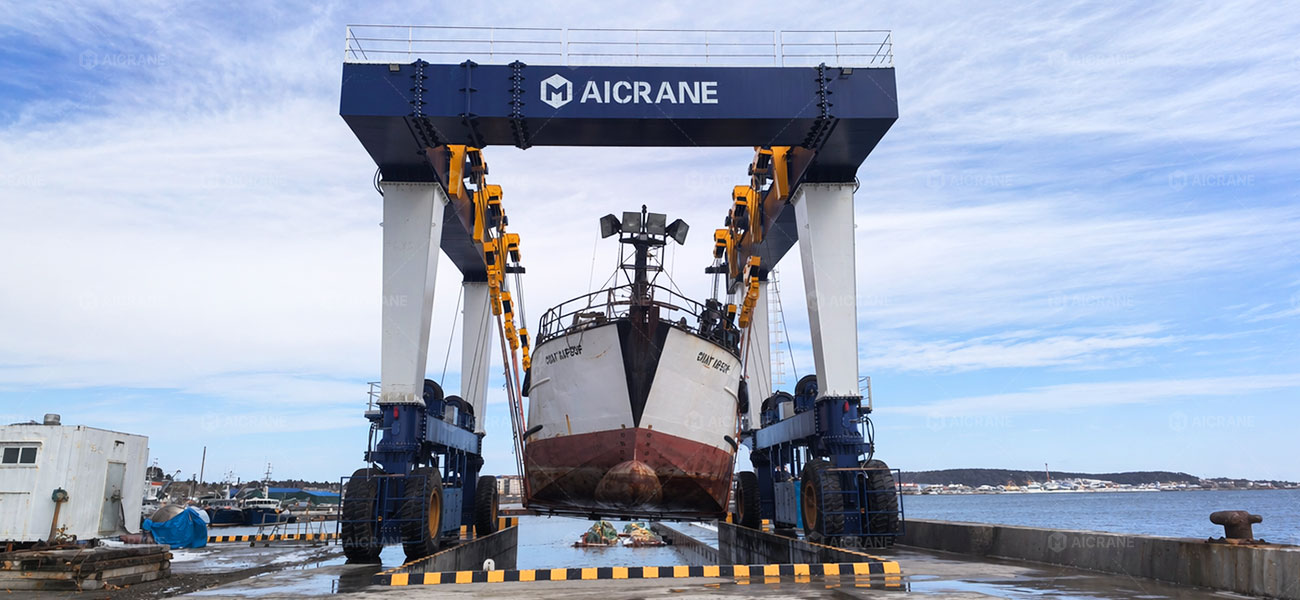 300t boat travel lift handling fishing boats in cold weather marina in Russia