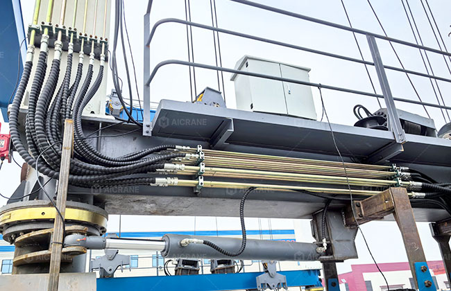 Hydraulic piping system of marine travel lift