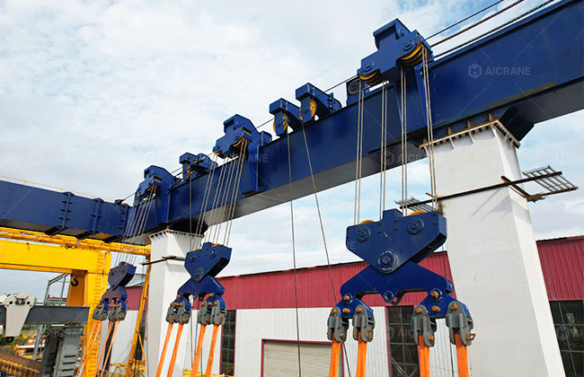 Multi-point synchronized lifting system of boat travel lift