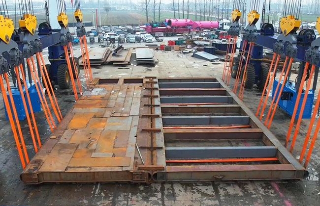 Steel plate lifting with travel lift rigging system