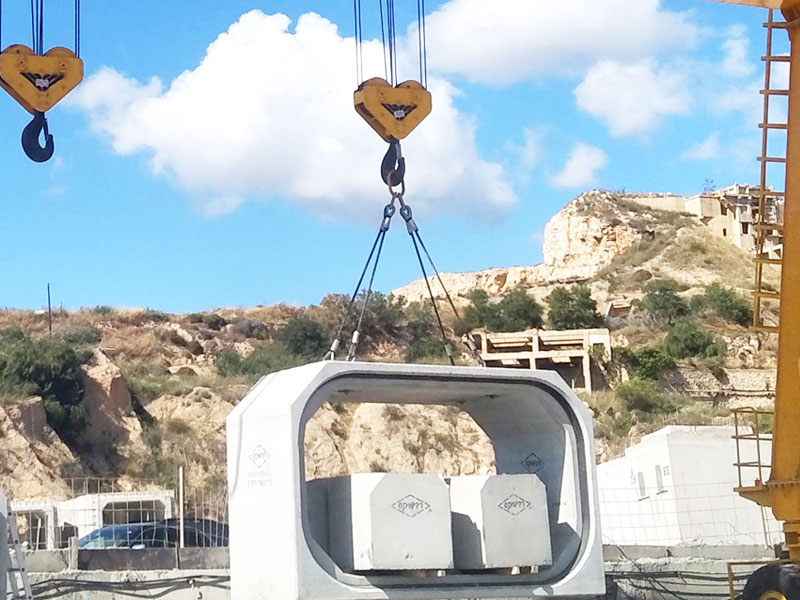 Wire rope sling lifting precast concrete using direct rigging method