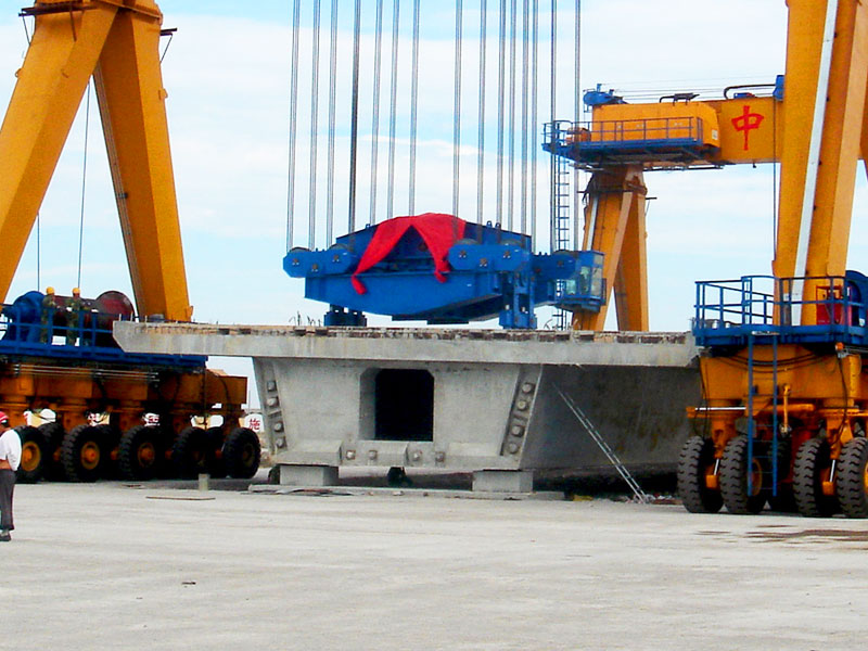 specialized lifting system with synchronized hoists for precast concrete segments