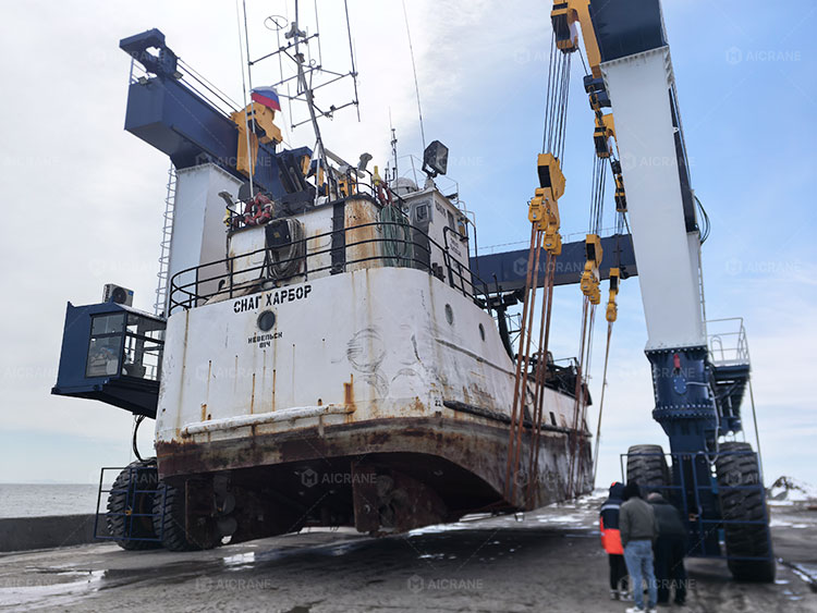 Lifting large ships in a shipyard