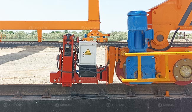 Hydraulic rail clamp for outdoor heavy lifting safety