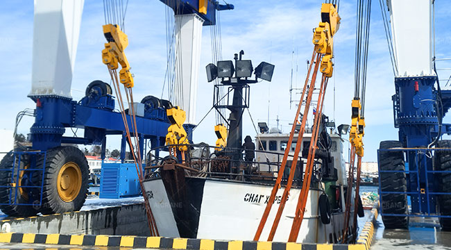 RTG crane lifting vessel with protective sling system