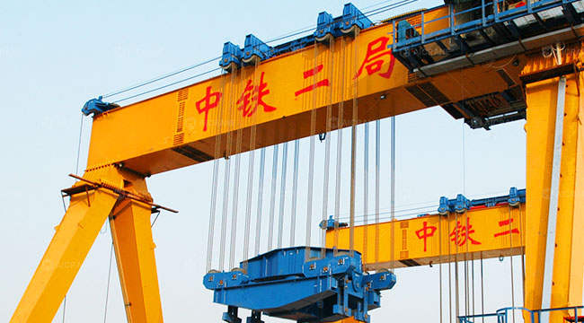 RTG crane using multi-point lifting system for bridge girder handling