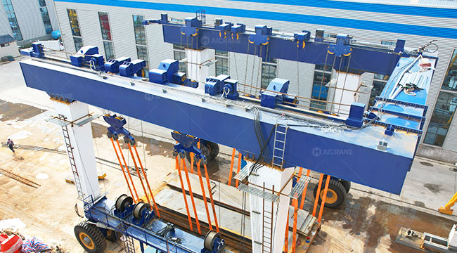 RTG crane with open U-frame structure for boat handling