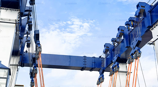 rubber tyred crane using synchronized lifting points for large boat handling