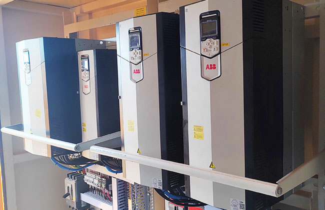 Frequency inverter system for smooth motor speed control in synchronized lifting operations