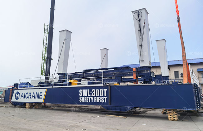 Mobile boat hoist main steel structure