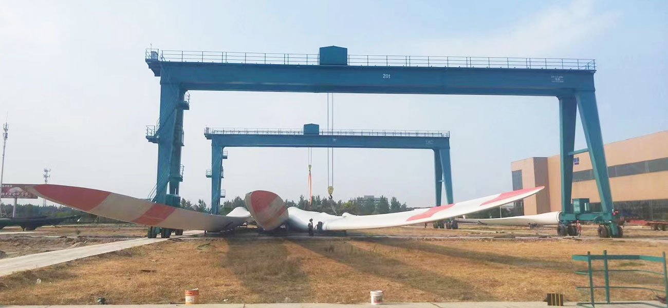RTG cranes handling wind turbine blades