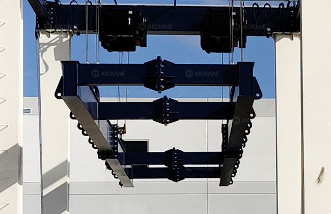 RTG multi point spreader system for precision equipment lifting