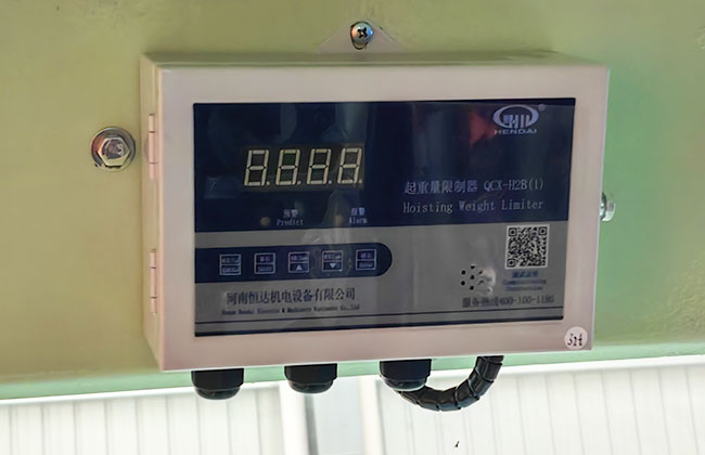 Real-time load monitoring terminal for crane synchronized lifting systems