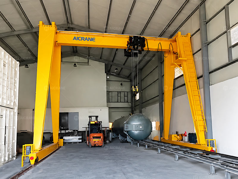 Single girder indoor gantry crane without cantilever for confined spaces