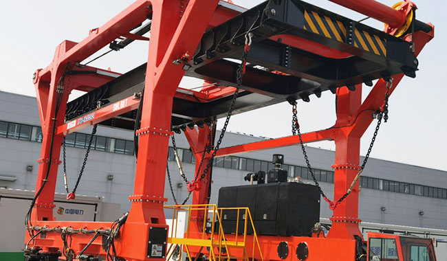 Fixed frame straddle carrier designed for horizontal transportation of heavy loads