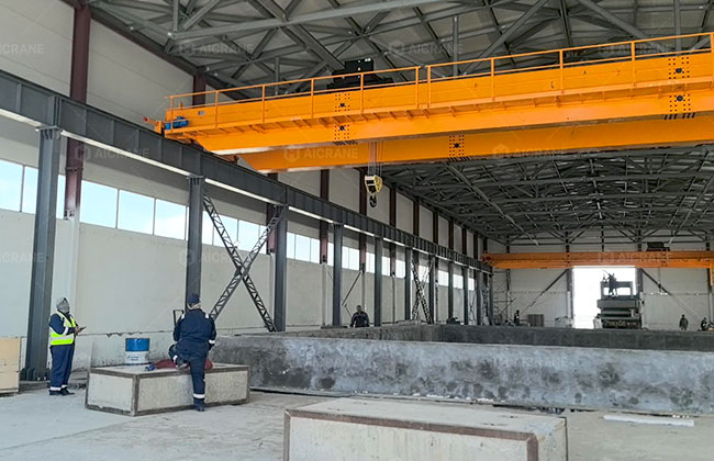 Overhead crane with independent support structure installed in a workshop without existing runway beams