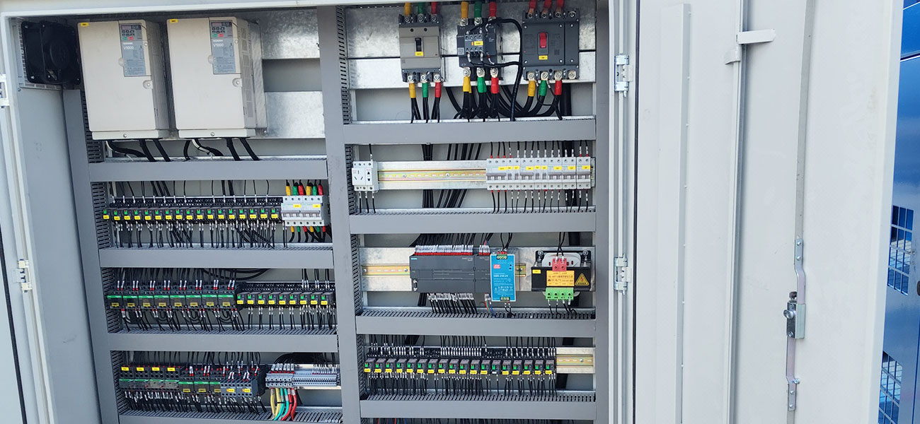 Rubber tyred gantry crane electrical system with VFD control components for energy-efficient operation
