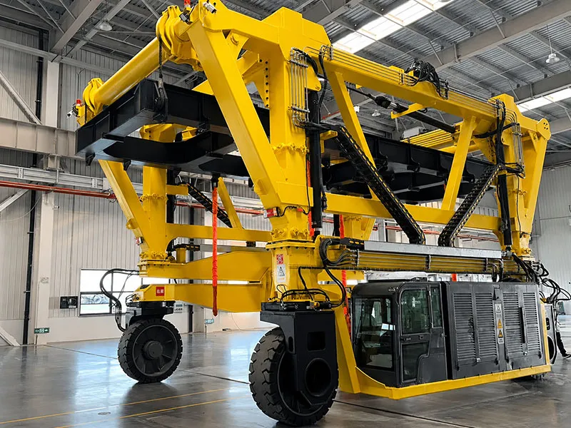 SC40 Diesel Straddle Carrier Transporting Shipping Containers