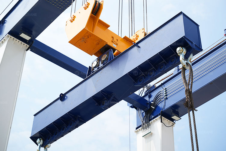 Spreader beam for lifting precast concrete elements and steel structures