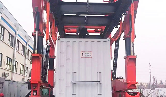 Telescopic frame straddle carrier designed for container stacking operations