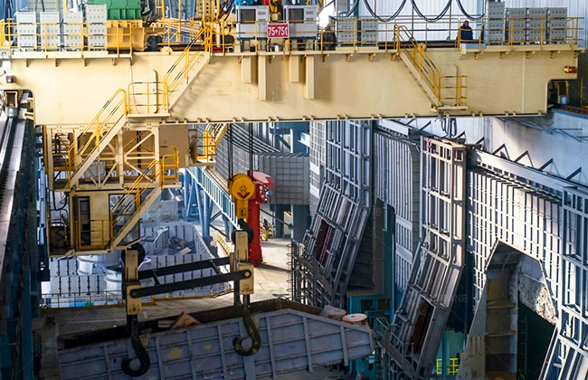 overhead crane designed for harsh workshop environments with dust and high temperature conditions