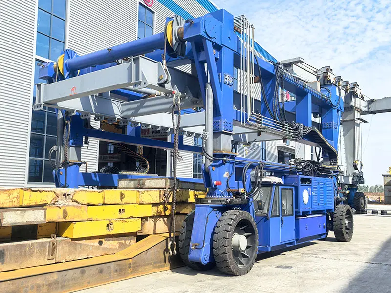 Straddle carrier handling heavy steel structures